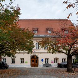 Haus mit Bäumen