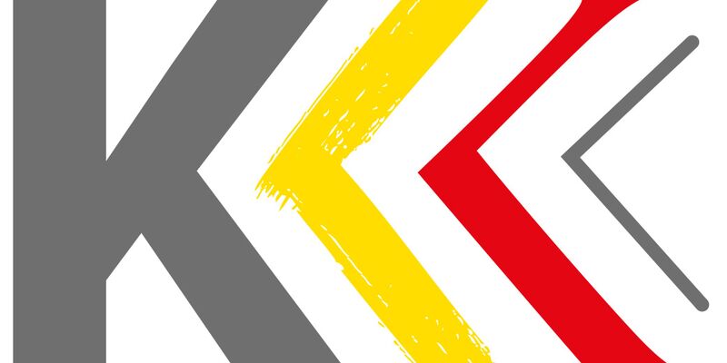 Das Bild zeigt das Logo der Kunst- und Kulturstrategie Kärnten/Koroska. Es besteht auf vier sich überlappenden Buchstaben K in den Farben grau, gelb und rot.