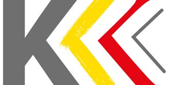 Das Bild zeigt das Logo der Kunst- und Kulturstrategie Kärnten/Koroska. Es besteht auf vier sich überlappenden Buchstaben K in den Farben grau, gelb und rot.