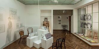 Innenraum des Museums mit Bildschirmen und Projektion
