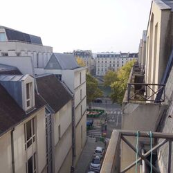 Ausblick auf eine Straße vom Balkon