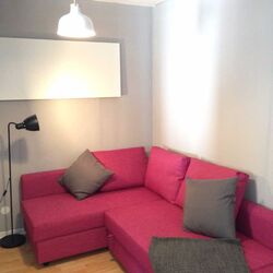 rote Couch mit grauen Kissen