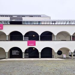 Arkadengänge in einem großzügigen Innenhof