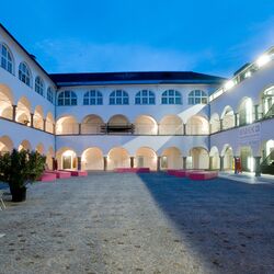 Burghof bei Abendstimmung