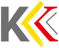 Das Bild zeigt das Logo der Kunst- und Kulturstrategie Kärnten/Koroska. Es besteht auf vier sich überlappenden Buchstaben K in den Farben grau, gelb und rot.