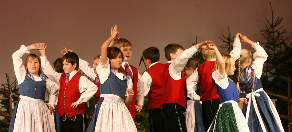 Tanzende Kinder in Tracht