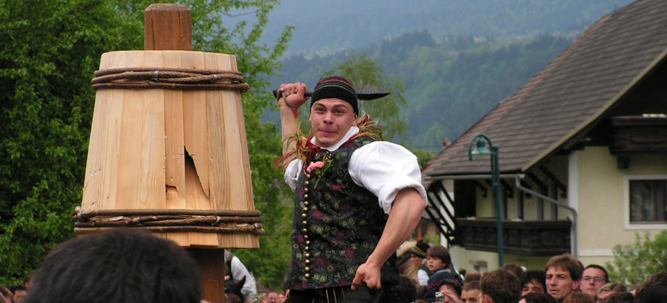 Kufenstechen - reitender Mann
